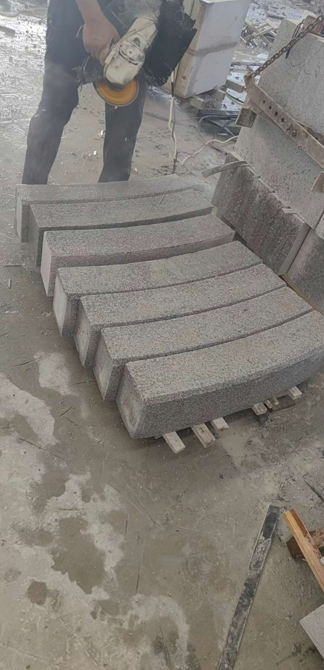 铜仁芝麻白弧形路牙石