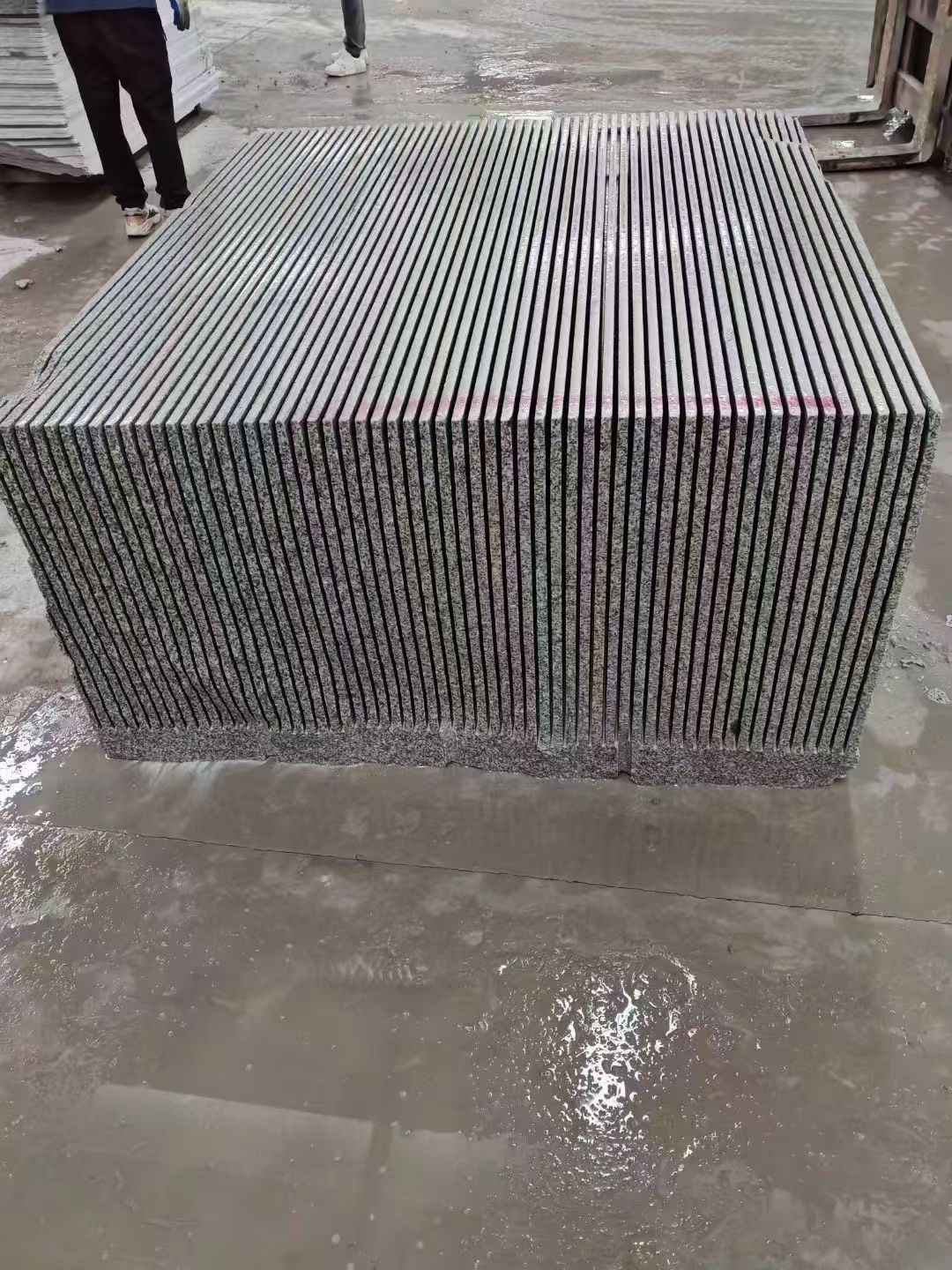 铜仁芝麻白毛板荒料切割